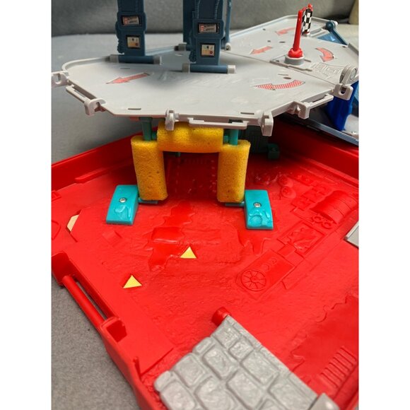 Matchbox Pop Up Adventure Playset Auto Center 2005 - Picture 6 of 12